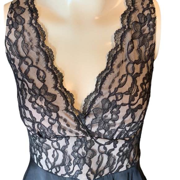 Fredrick’s of Hollywood Sleeveless Lace Dress - Picture 2 of 8